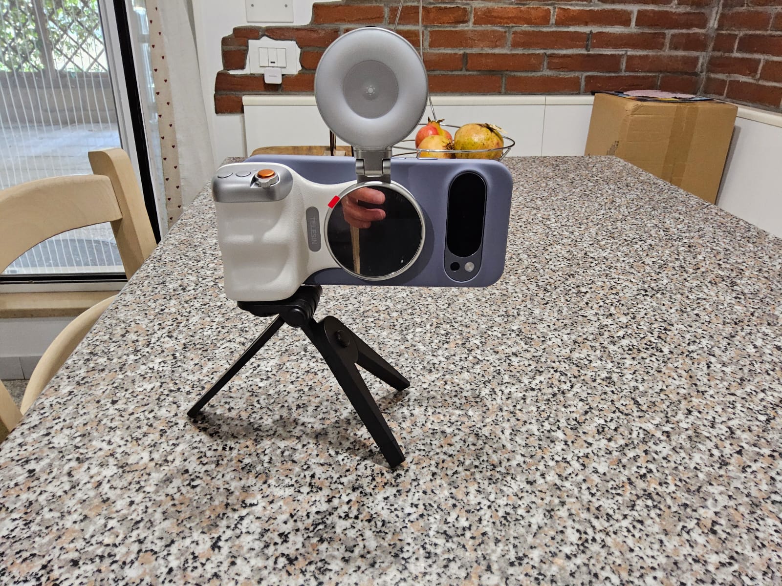 A compact 2-in-1 creator kit designed for quick, stable and well-lit mobile shooting. Ideal for selfies, vlogs, TikTok, live streams, Zoom calls and everyday photography. Magnetic mounting makes setup instant whether using an iPhone (MagSafe) or Android with the included magnetic ring.