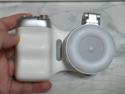 A compact 2-in-1 creator kit designed for quick, stable and well-lit mobile shooting. Ideal for selfies, vlogs, TikTok, live streams, Zoom calls and everyday photography. Magnetic mounting makes setup instant whether using an iPhone (MagSafe) or Android with the included magnetic ring.